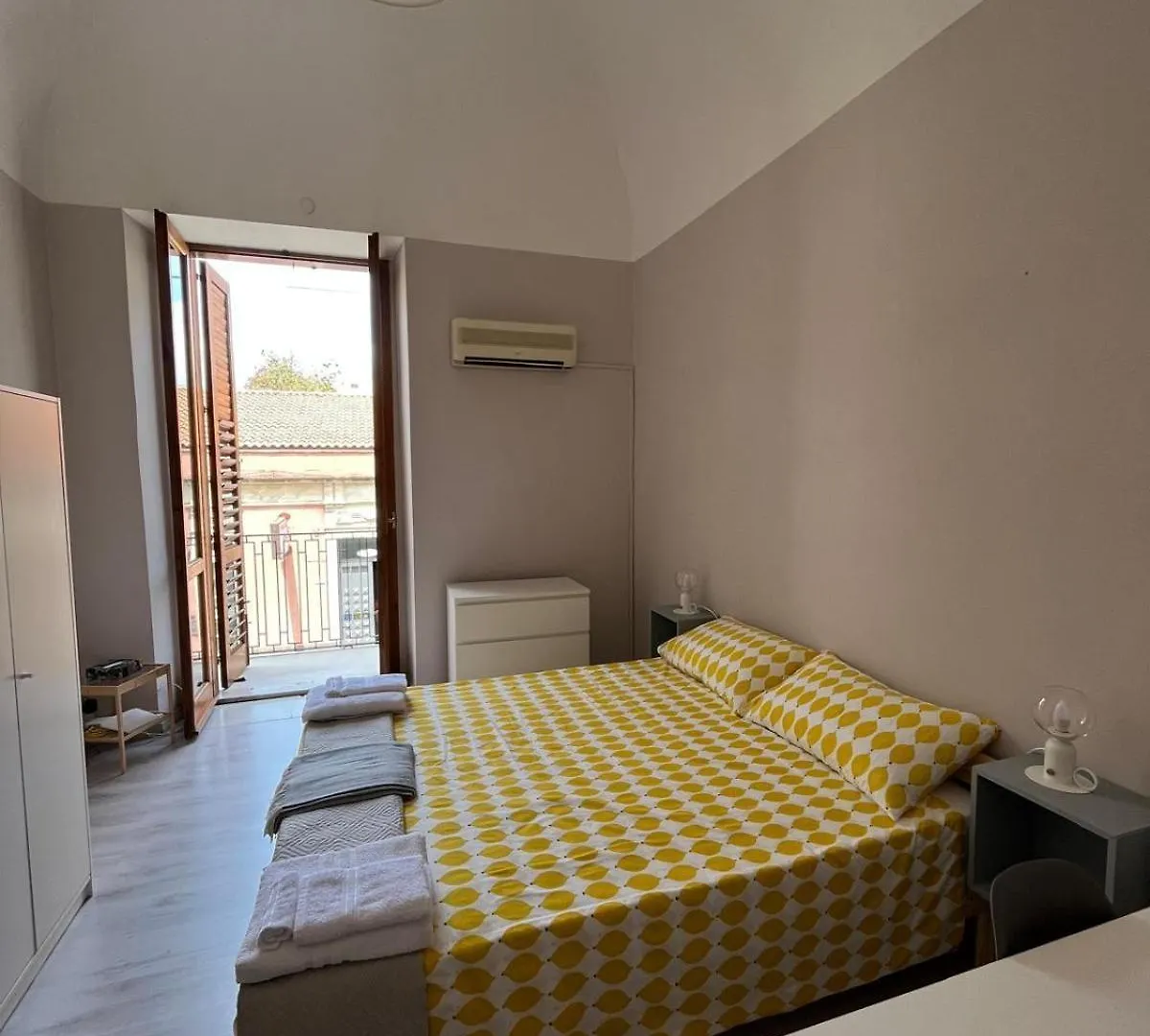 La Sicula Atene City Central House 200 Mt From Metro Giuffrida Catania Frühstückspension